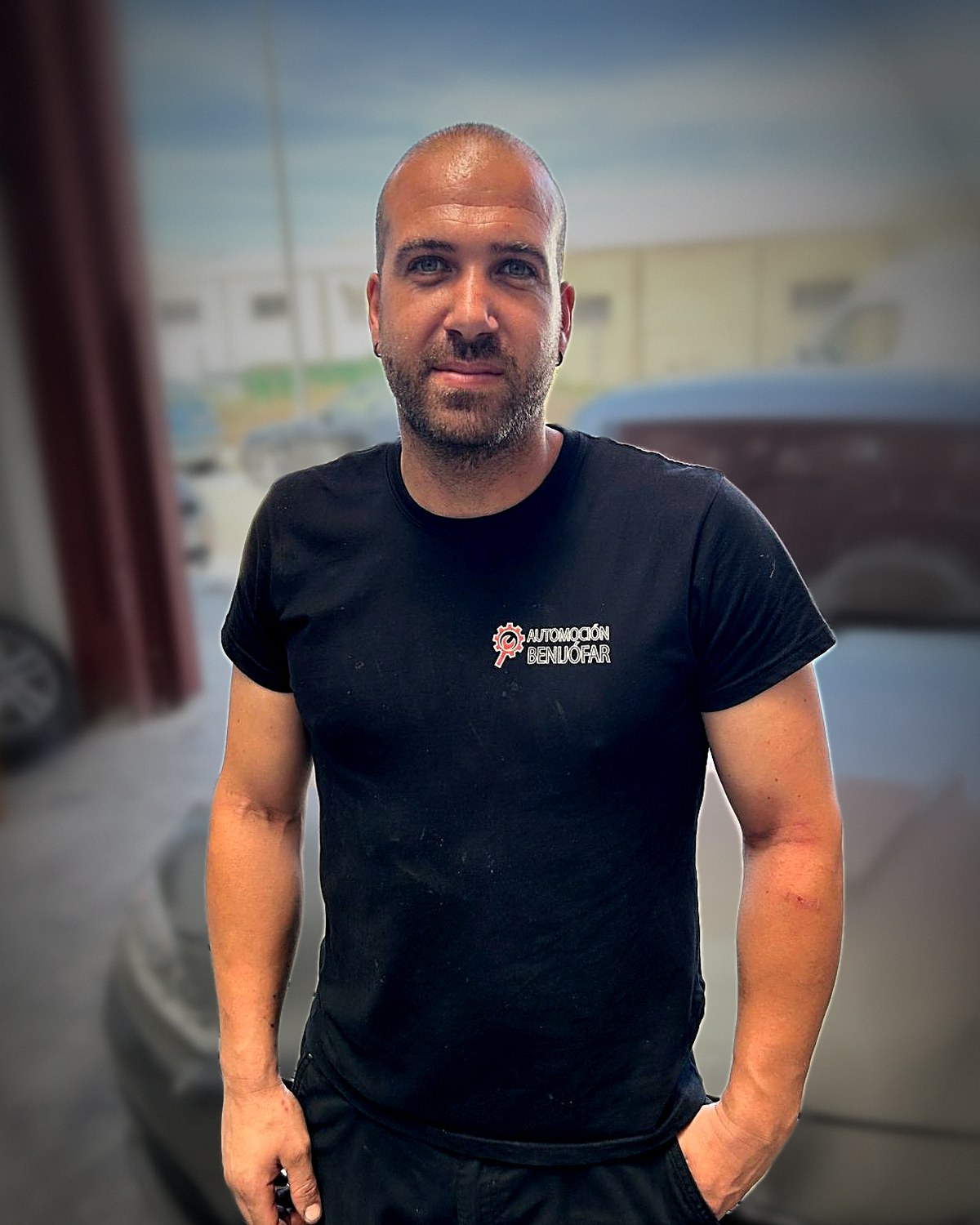 David, el mecánico de Automoción Benijófar, en la puerta del taller