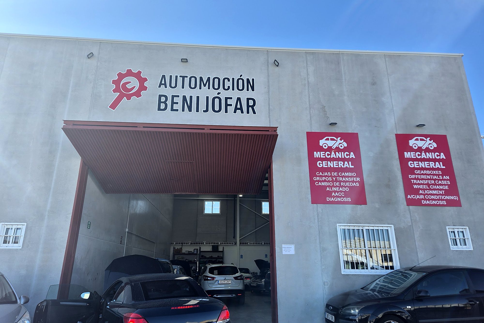Fachada del taller Automoción Benijófar, con el rótulo y los carteles de servicios